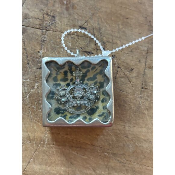 Jewel Kade Vintage Double-Sided Pendant With Crown & Fleur-De-Lis Designs Encase - Picture 2 of 5